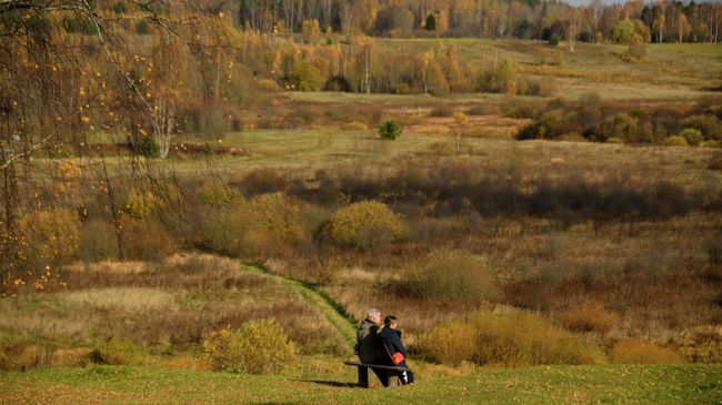 Туристы на городище Савкина горка на территории Пушкинского заповедника
