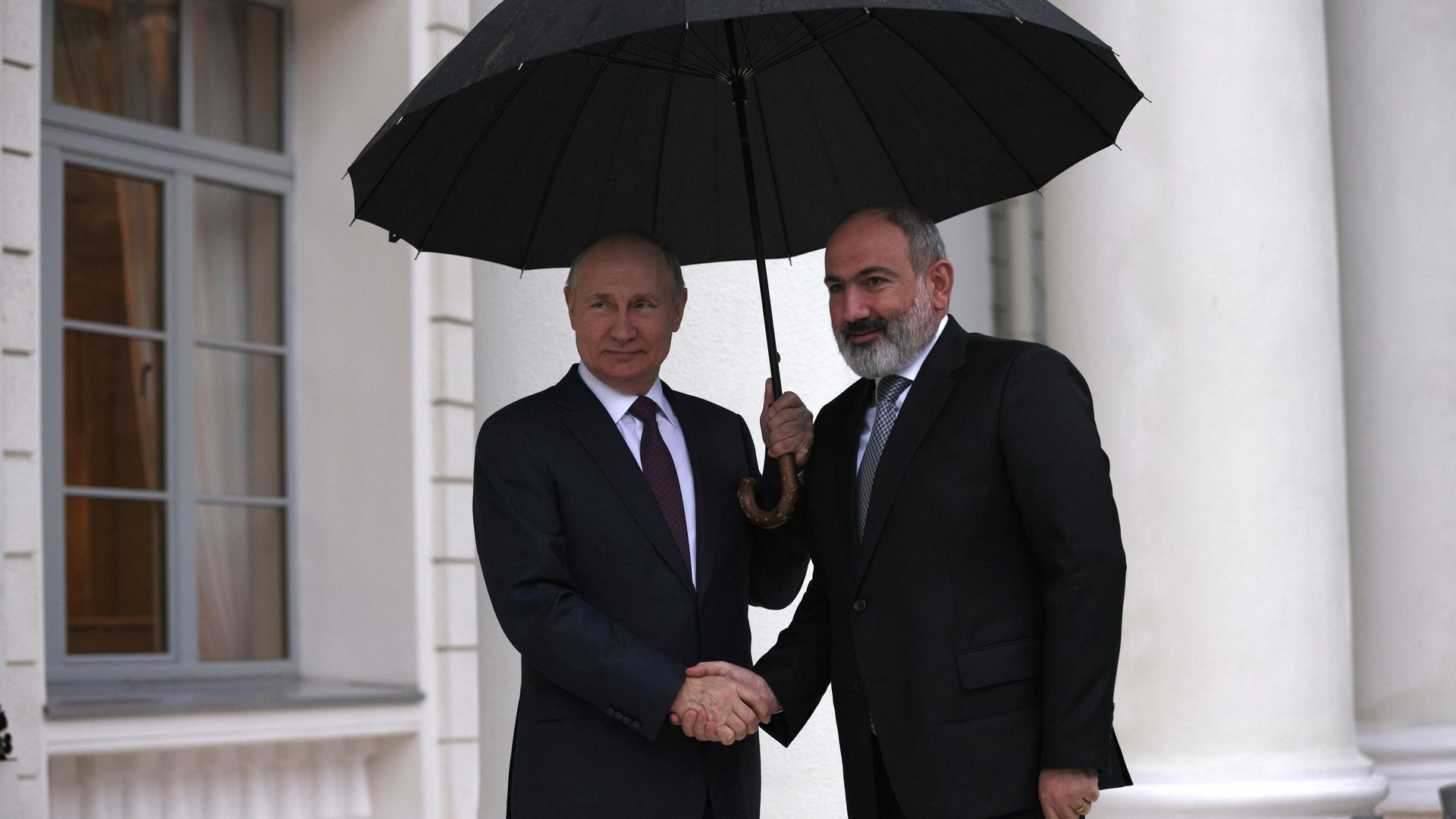 Президент РФ Владимир Путин и премьер-министр Армении Никол Пашинян во время встречи в Сочи - РИА Новости, 1920, 31.10.2022
