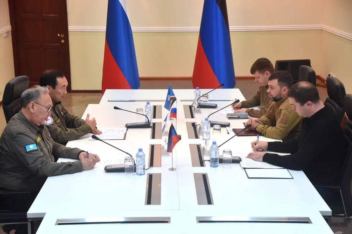 Поездка Айсена Николаева в подшефный город Кировское Поездка Айсена Николаева в подшефный город Кировское - РИА Новости, 1920, 31.10.2022