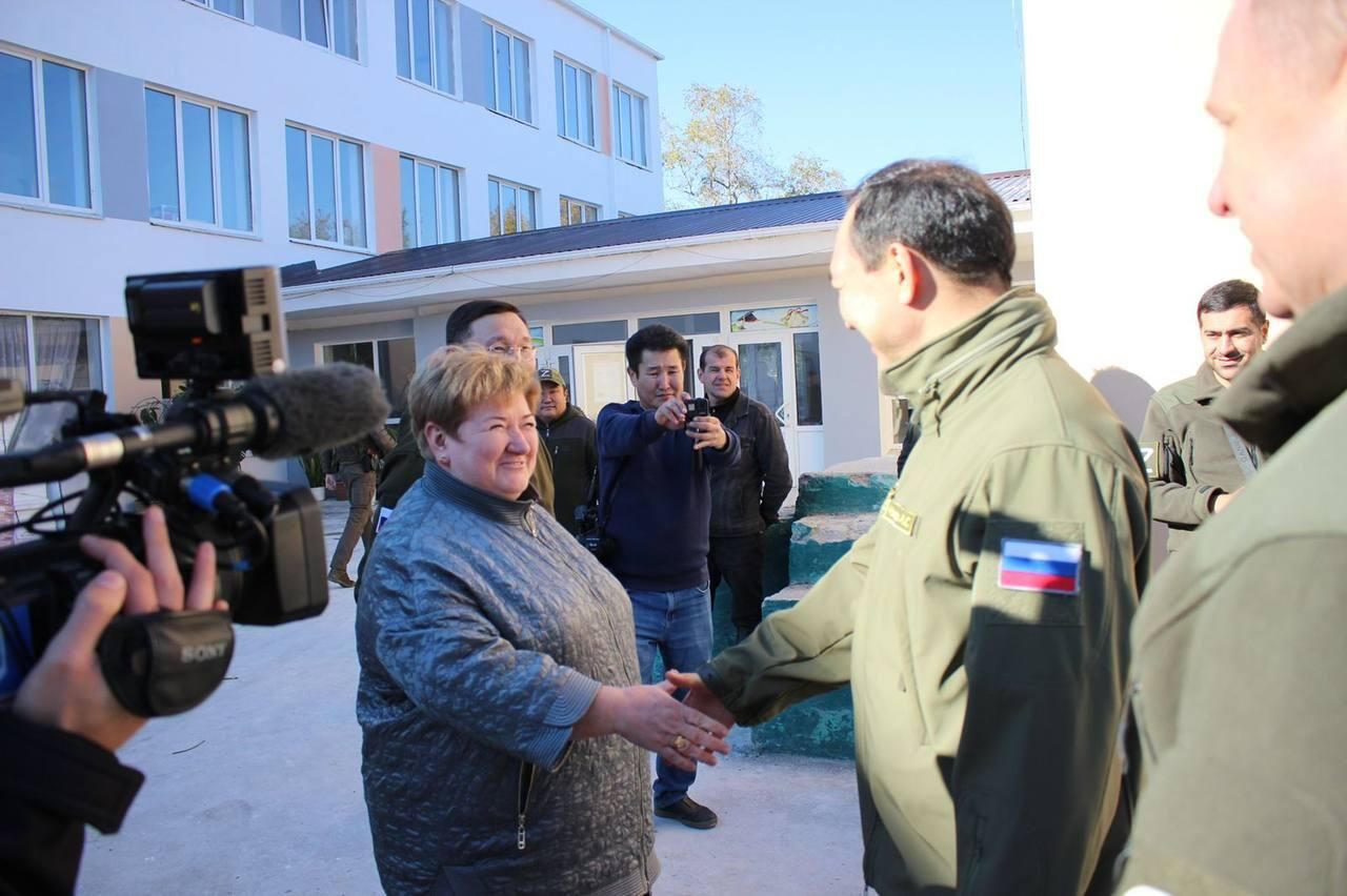 Поездка Айсена Николаева в подшефный город Кировское Поездка Айсена Николаева в подшефный город Кировское - РИА Новости, 1920, 31.10.2022