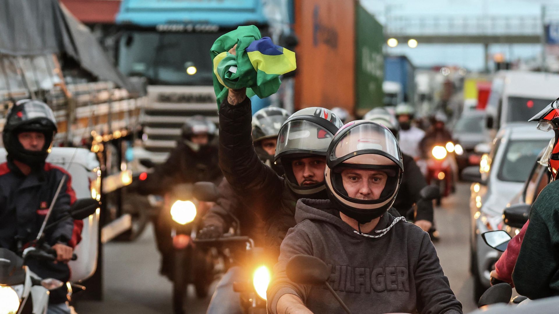 Водители грузовиков перекрыли шоссе BR-101 в Бразилии, выступая в поддержку Жаира Болсонару Водители грузовиков перекрыли шоссе BR-101 в Бразилии, выступая в поддержку Жаира Болсонару - РИА Новости, 1920, 01.11.2022