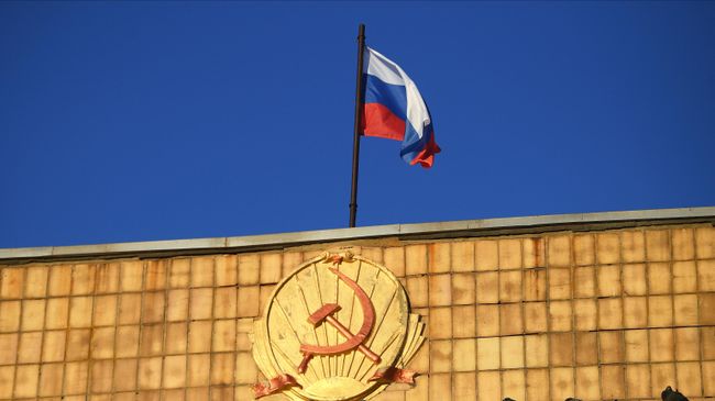 Российский триколор на здании городской администрации в Амвросиевке