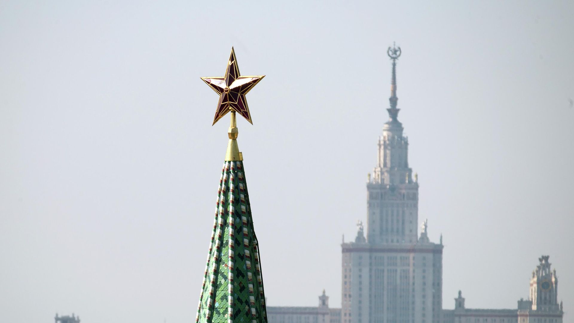 Рубиновая звезда на башне Московского Кремля и главное здание Московского государственного университета имени М. В. Ломоносова Рубиновая звезда на башне Московского Кремля и главное здание Московского государственного университета имени М. В. Ломоносова - РИА Новости, 1920, 06.02.2023