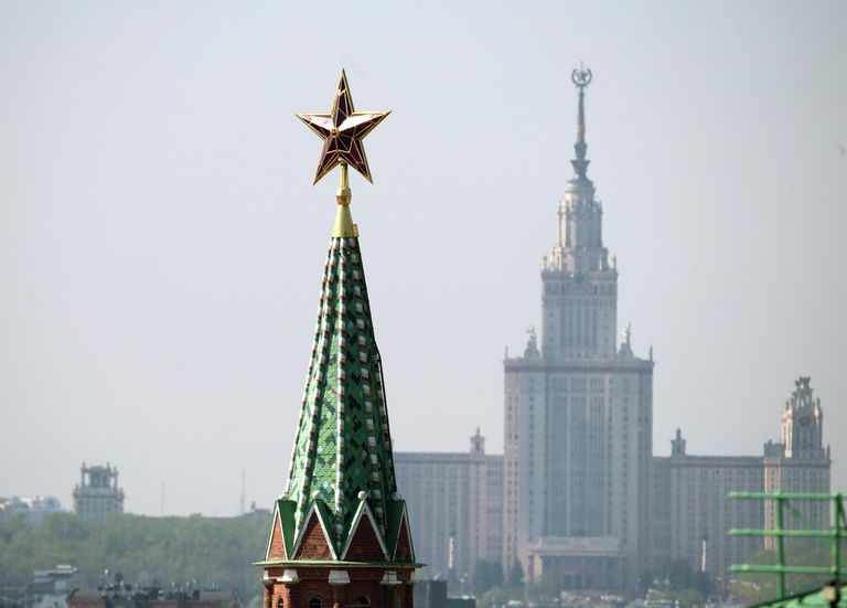 Рубиновая звезда на башне Московского Кремля и главное здание Московского государственного университета имени М. В. Ломоносова Рубиновая звезда на башне Московского Кремля и главное здание Московского государственного университета имени М. В. Ломоносова