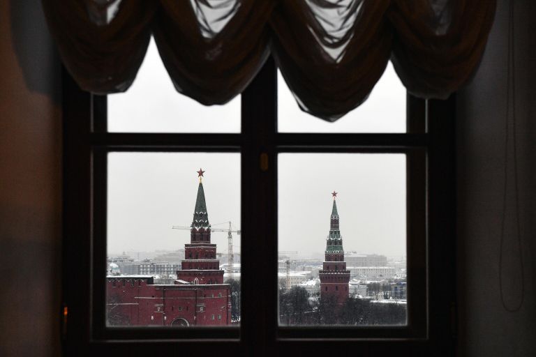 Вид из окна Дома Пашкова на Боровицкую башню и Водовзводную башню московского Кремля Вид из окна Дома Пашкова на Боровицкую башню и Водовзводную башню московского Кремля