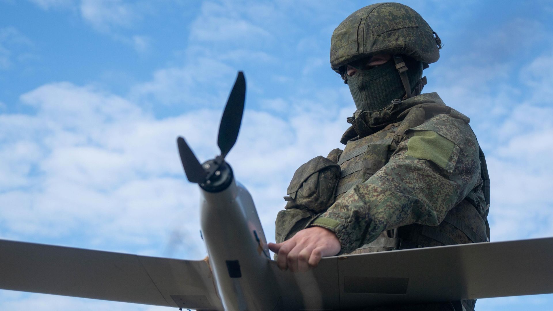 Военнослужащий ВС России запускает разведывательный беспилотный летательный аппарат ZALA на Николаево-Криворожском направлении Военнослужащий ВС России запускает разведывательный беспилотный летательный аппарат ZALA на Николаево-Криворожском направлении - РИА Новости, 1920, 28.12.2022