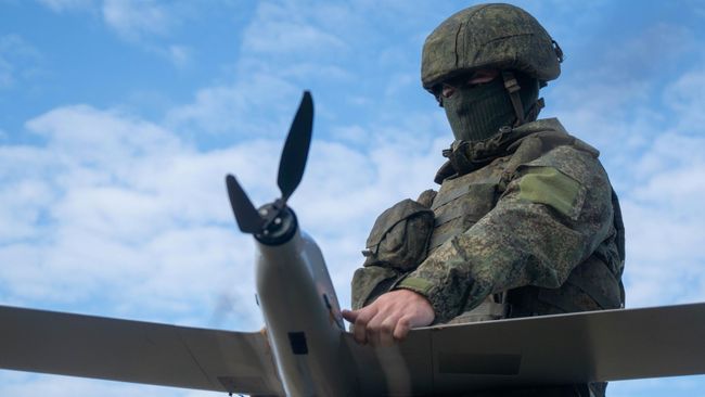 Военнослужащий ВС РФ запускает разведывательный беспилотный летательный аппарат