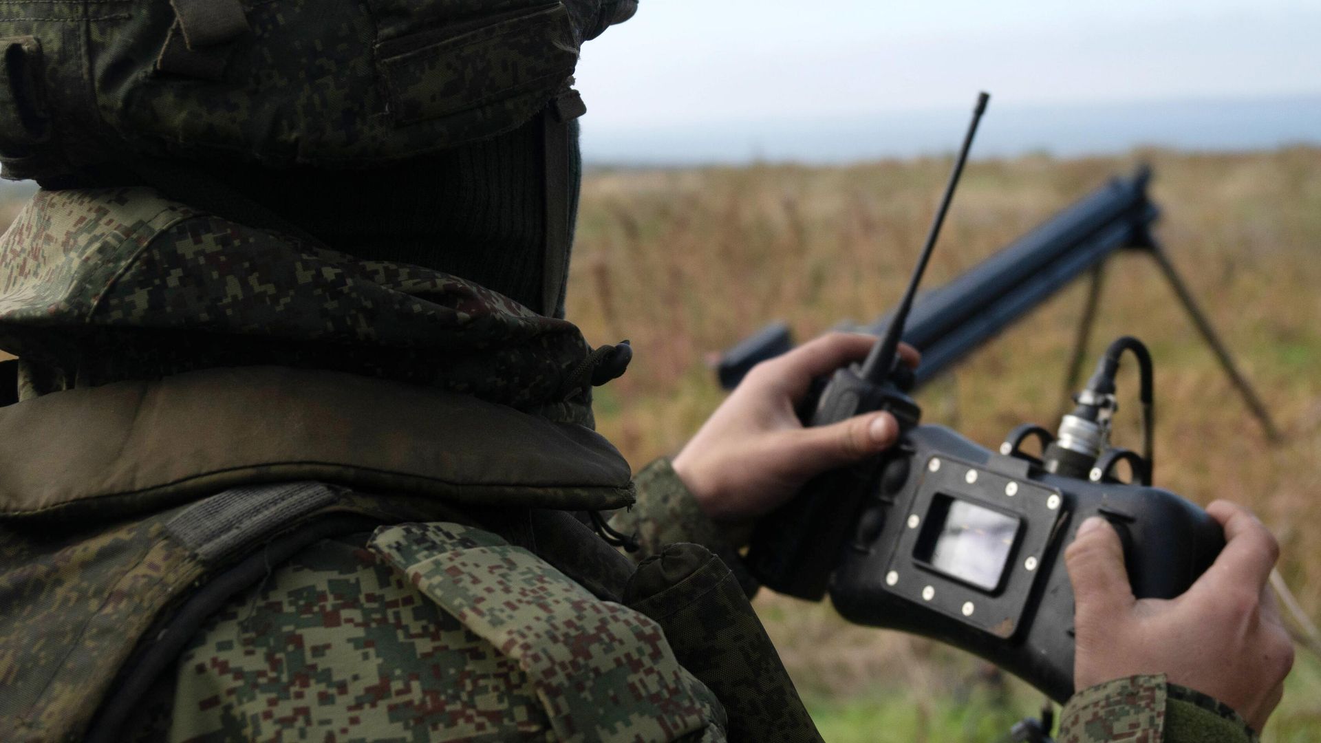 Военнослужащий ВС РФ во время запуска беспилотника Военнослужащий ВС РФ во время запуска беспилотника - РИА Новости, 1920, 06.05.2023