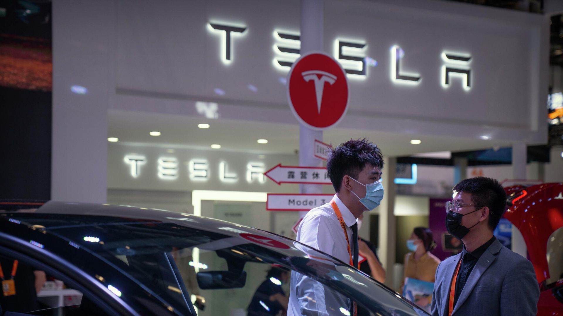 Сотрудники разговаривают возле автомобилей на выставке автопроизводителя Tesla на Китайской импортной ЭКСПО Сотрудники разговаривают возле автомобилей на выставке автопроизводителя Tesla на Китайской импортной ЭКСПО - РИА Новости, 1920, 07.04.2023