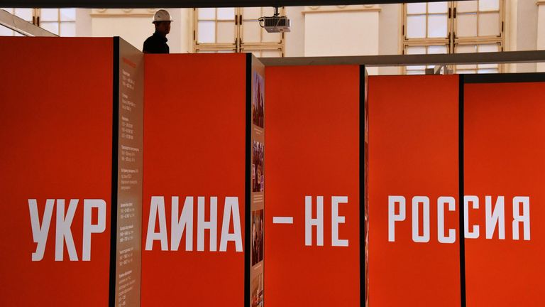 Монтаж выставки Украина. На переломах эпох в ЦВЗ Манеж в Москве Монтаж выставки Украина. На переломах эпох в ЦВЗ Манеж в Москве
