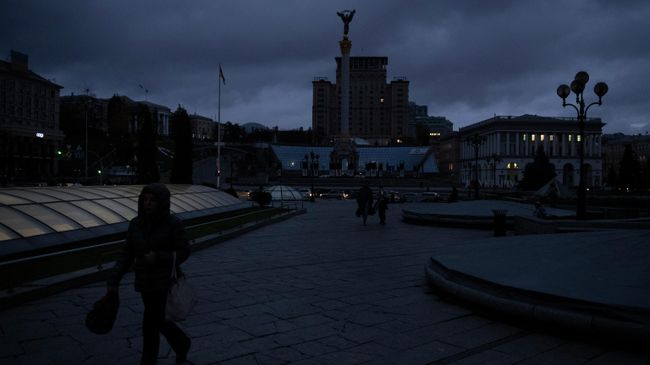 Люди идут по площади Независимости в Киеве Люди идут по площади Независимости в Киеве