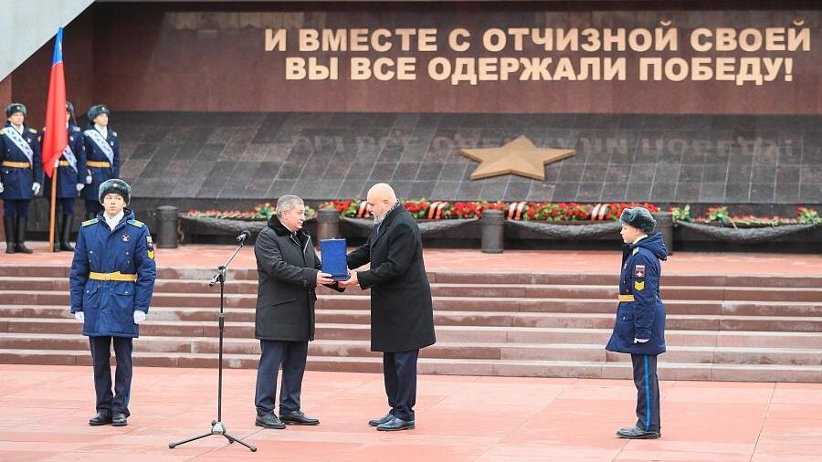 Волгоградский губернатор Андрей Бочаров передал Кузбассу капсулу с землей Мамаева кургана Волгоградский губернатор Андрей Бочаров передал Кузбассу капсулу с землей Мамаева кургана - РИА Новости, 1920, 03.11.2022