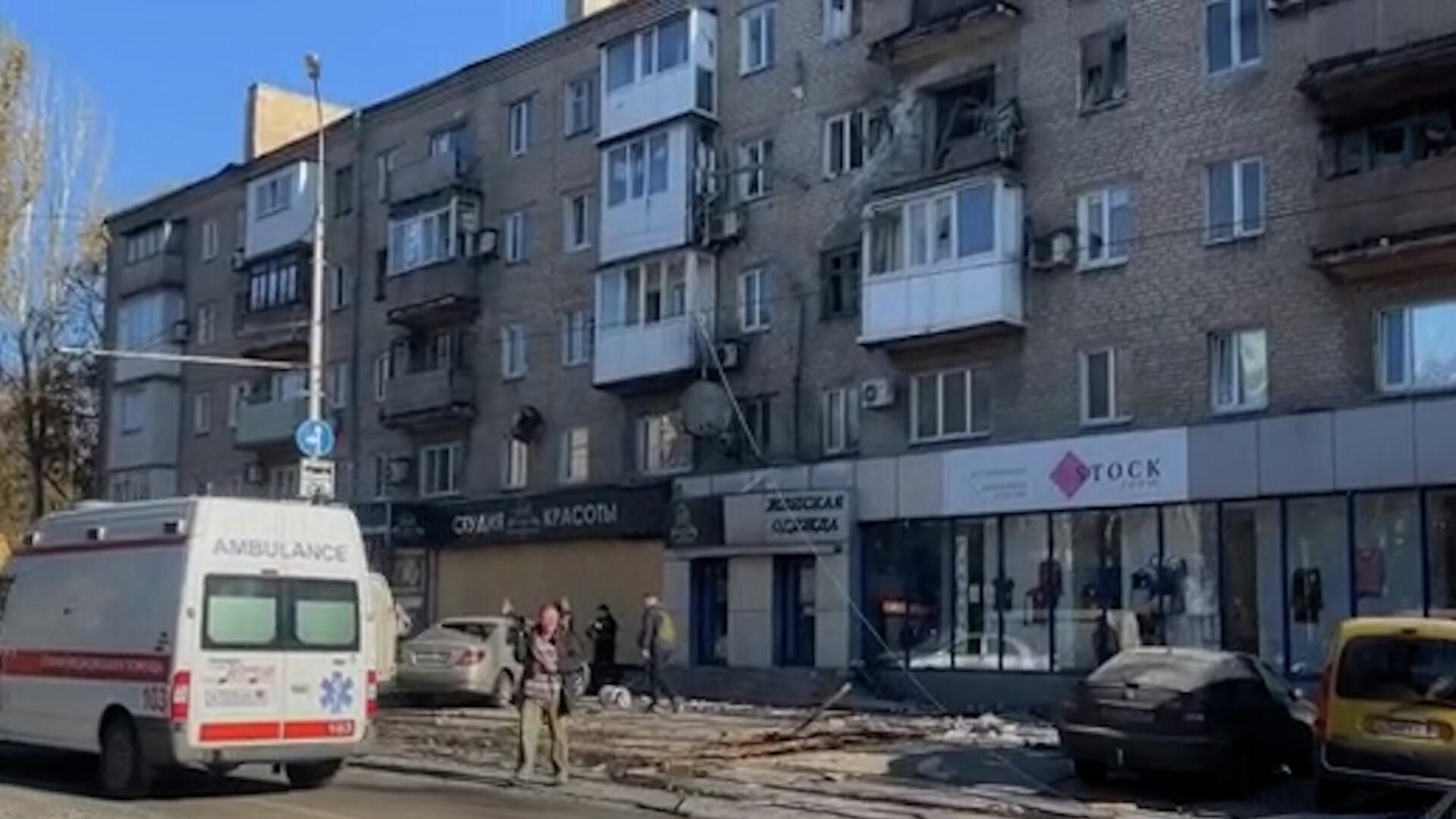 Выбитые окна дома и изрешеченный пулями автобус: ситуация в Донецке после обстрела ВСУ Выбитые окна дома и изрешеченный пулями автобус: ситуация в Донецке после обстрела ВСУ - РИА Новости, 1920, 03.11.2022