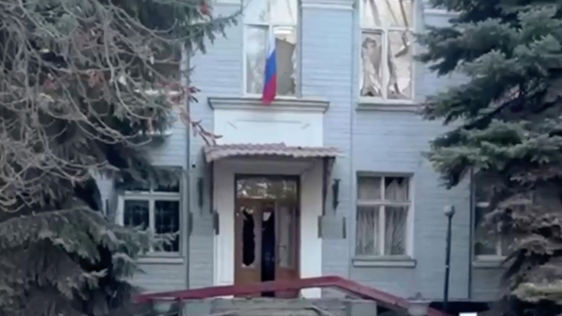 Последствия обстрела здания администрации Голой Пристани. Кадр видео Последствия обстрела здания администрации Голой Пристани. Кадр видео - РИА Новости, 1920, 03.11.2022