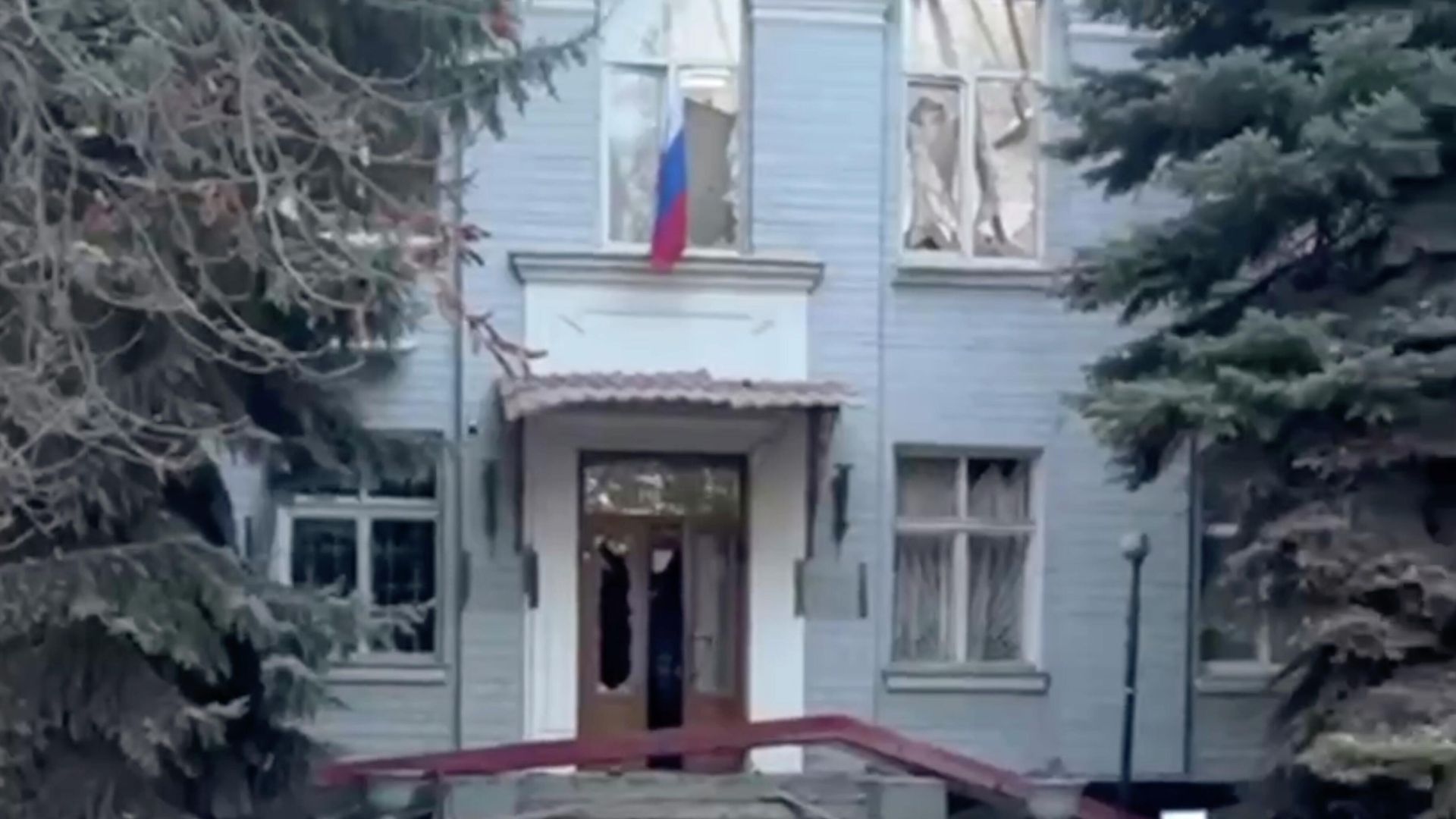 Последствия обстрела здания администрации Голой Пристани. Кадр видео Последствия обстрела здания администрации Голой Пристани. Кадр видео - РИА Новости, 1920, 03.11.2022