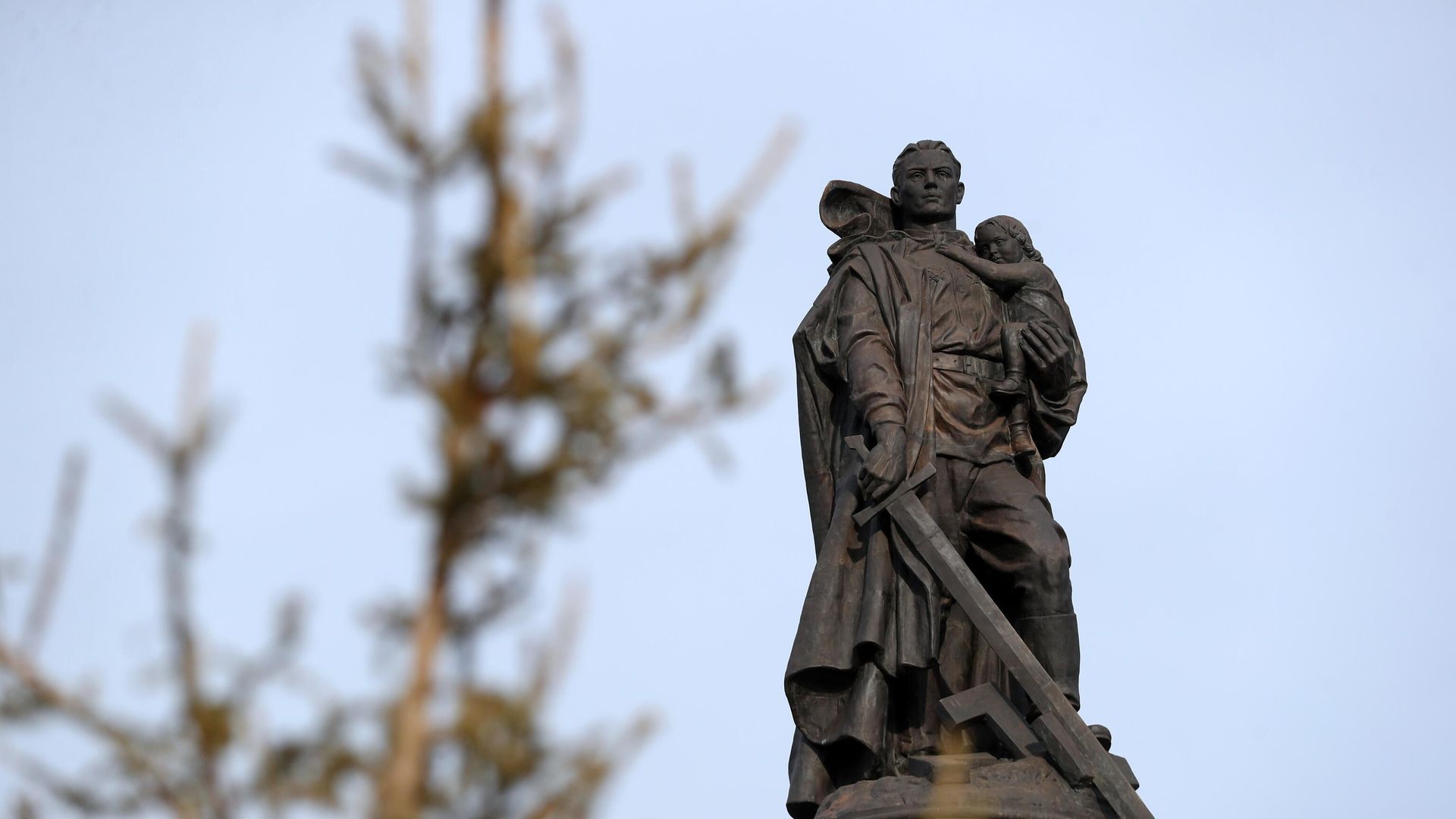 Памятник Воину-освободителю в мемориальном комплексе Героям-сибирякам, открытом в Кемерово - РИА Новости, 1920, 03.11.2022