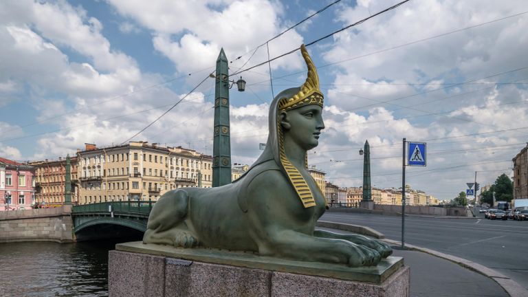 Сфинкс возле Египетского моста в Санкт-Петербурге