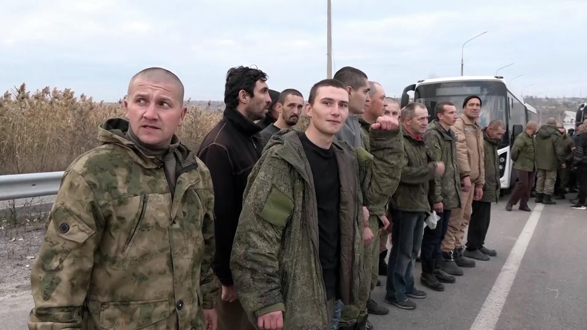 Возвращение домой из плена российских военнослужащих Возвращение домой из плена российских военнослужащих - РИА Новости, 1920, 04.11.2022