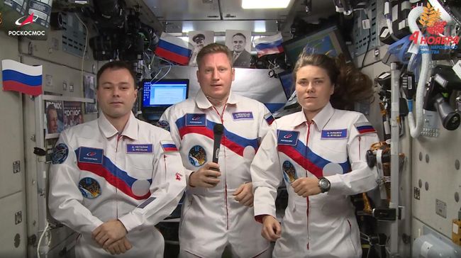 Космонавты Госкорпорации Роскосмос Сергей Прокопьев, Дмитрий Петелин и Анна Кикина на МКС Космонавты Госкорпорации Роскосмос Сергей Прокопьев, Дмитрий Петелин и Анна Кикина на МКС