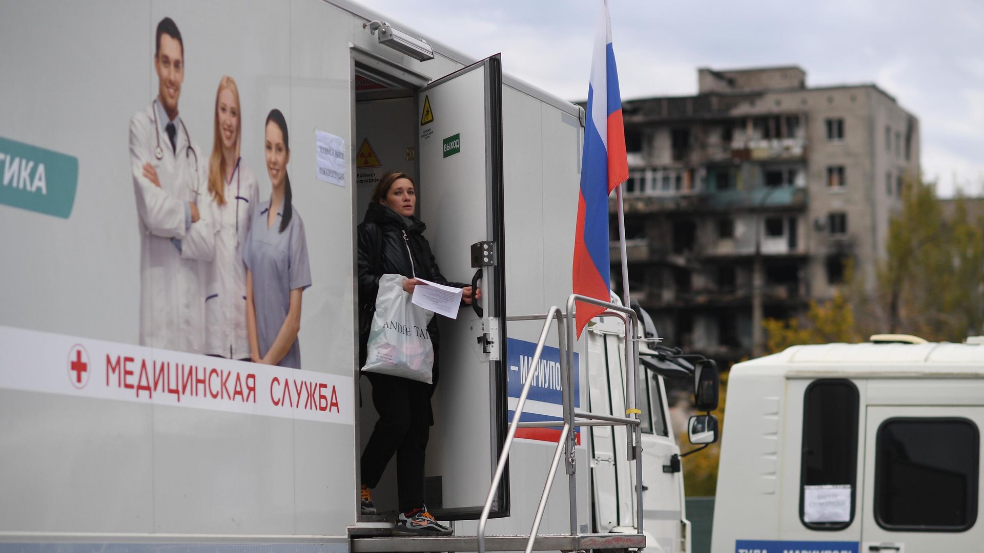 Передвижная поликлиника на улице Азовстальской в Мариуполе Передвижная поликлиника на улице Азовстальской в Мариуполе - РИА Новости, 1920, 07.12.2022