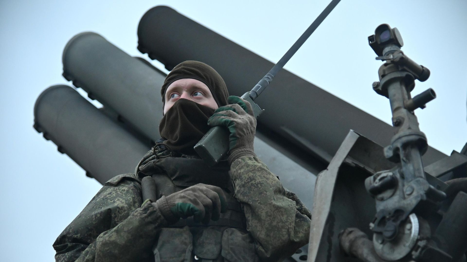 Военнослужащий расчета реактивной системы залпового огня (РСЗО) Ураган шестой армии Западной группировки войск РФ в Харьковской области - РИА Новости, 1920, 05.01.2023