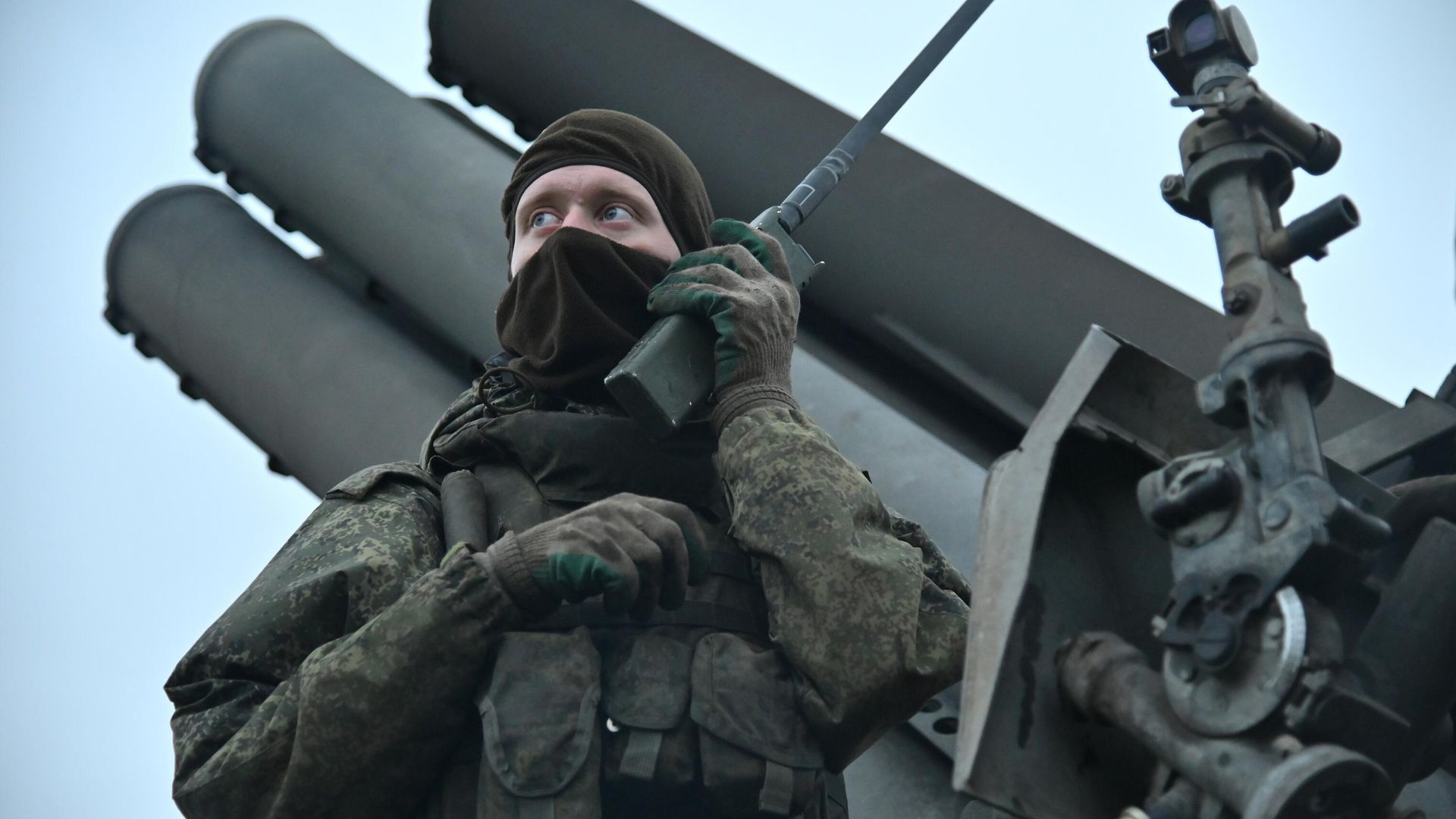 Военнослужащий расчета РСЗО Ураган 6-й армии Западной группировки российских войск в Харьковской области Военнослужащий расчета РСЗО Ураган 6-й армии Западной группировки российских войск в Харьковской области - РИА Новости, 1920, 20.11.2022