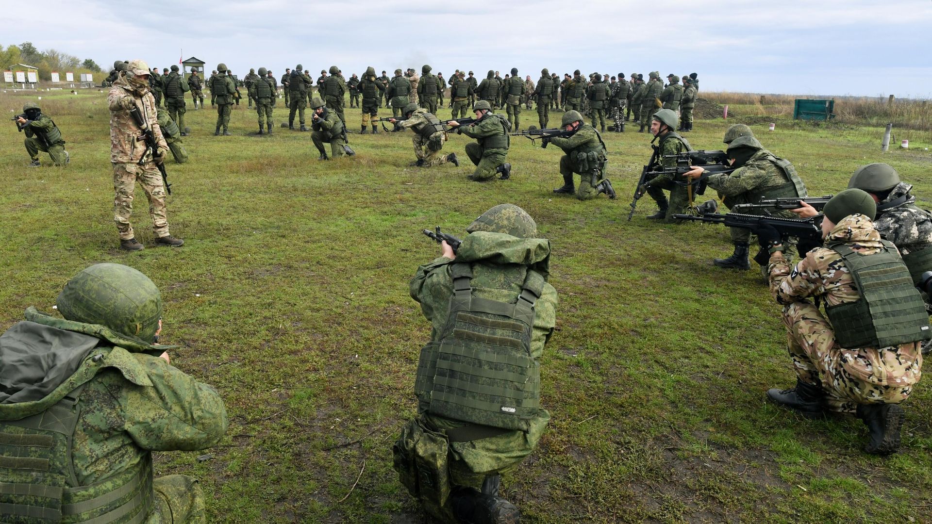 Мужчины, призванные на военную службу в ходе частичной мобилизации, проходят подготовку на полигоне в Донецкой народной республике - РИА Новости, 1920, 08.12.2022