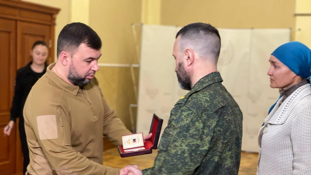 Глава ДНР Денис Пушилин награждает гвардии майора с позывным Булава Звездой Героя республики Глава ДНР Денис Пушилин награждает гвардии майора с позывным Булава Звездой Героя республики - РИА Новости, 1920, 04.11.2022