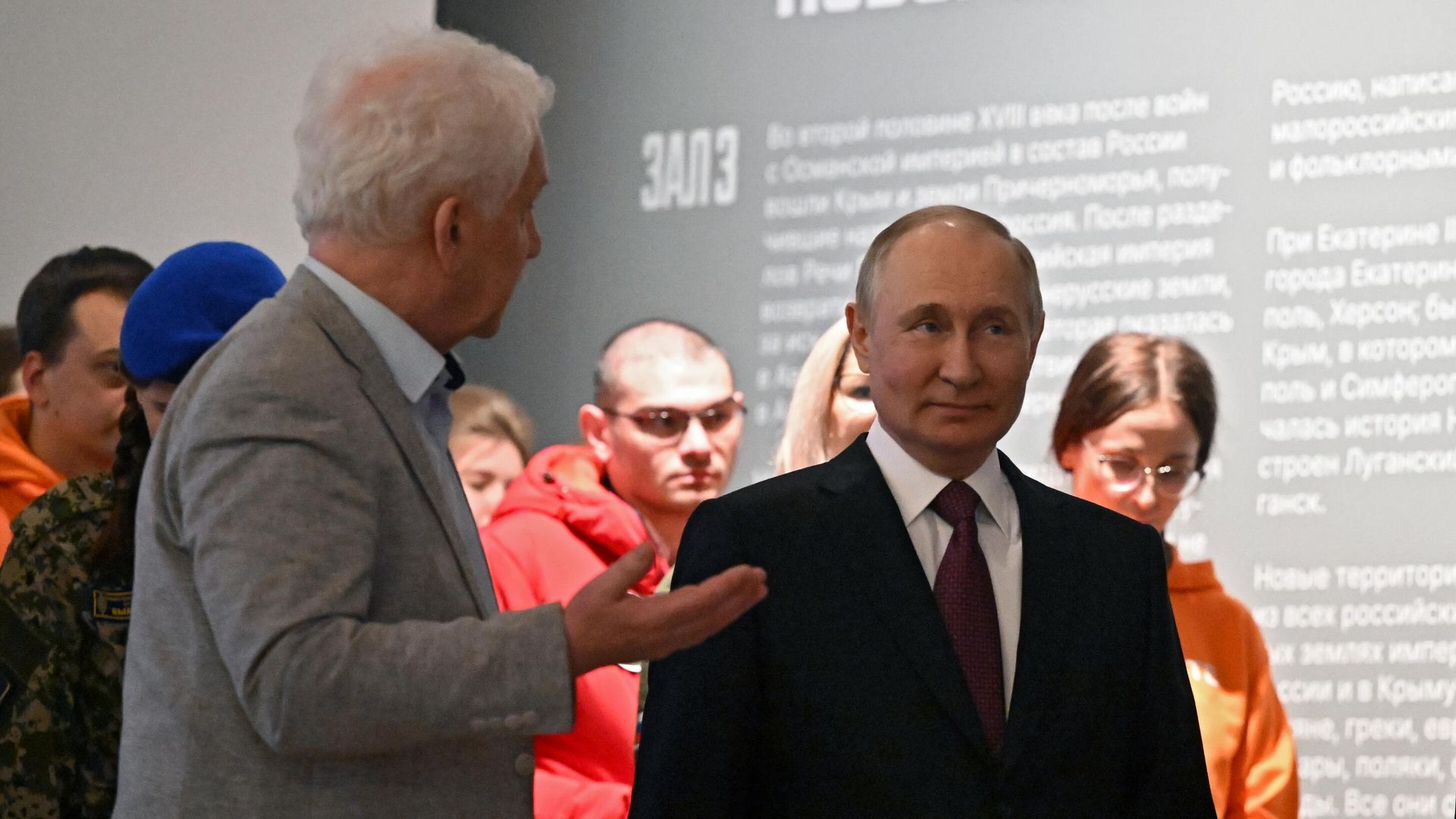 Президент РФ Владимир Путин на выставке Украина. На переломах эпох в рамках мероприятий, посвящённых Дню народного единства Президент РФ Владимир Путин на выставке Украина. На переломах эпох в рамках мероприятий, посвящённых Дню народного единства - РИА Новости, 1920, 04.11.2022