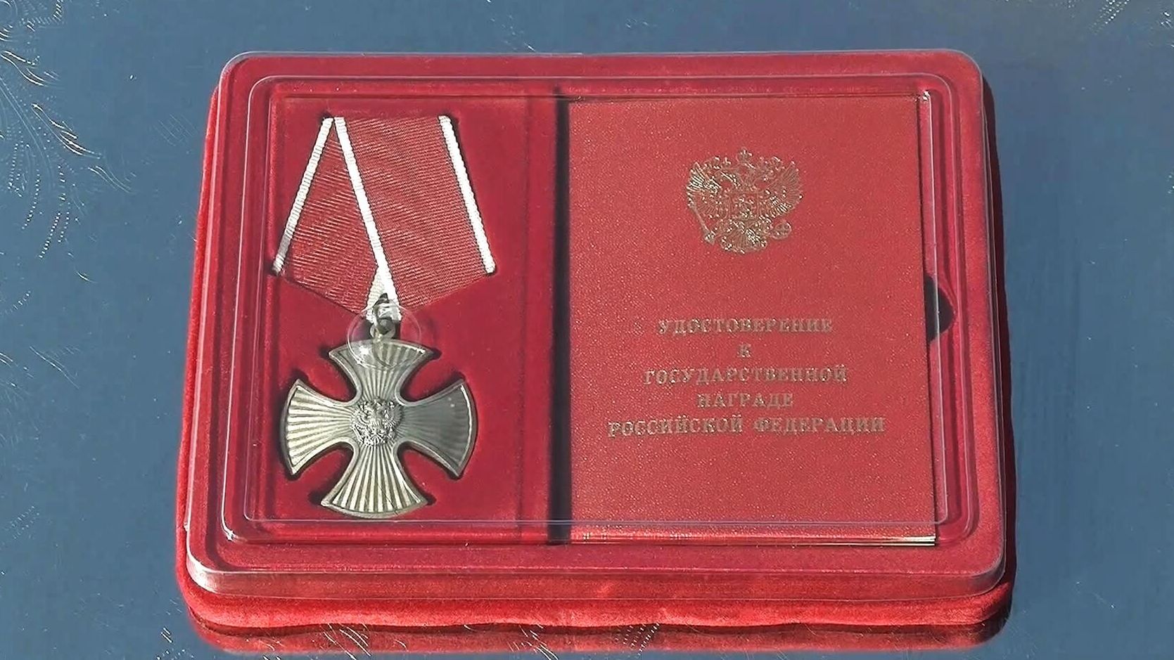Орден Мужества и удостоверение к Государственной награде РФ Орден Мужества и удостоверение к Государственной награде РФ - РИА Новости, 1920, 11.02.2023