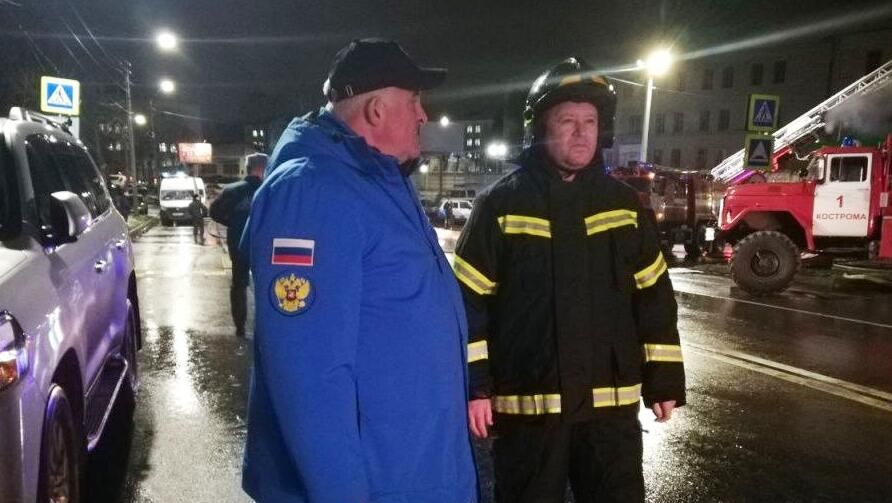 Губернатор Костромской области Сергей Ситников и начальник ГУ МЧС России по Костромской области Дмитрий Корнеев на месте пожара в кафе Полигон в Костроме - РИА Новости, 1920, 05.11.2022