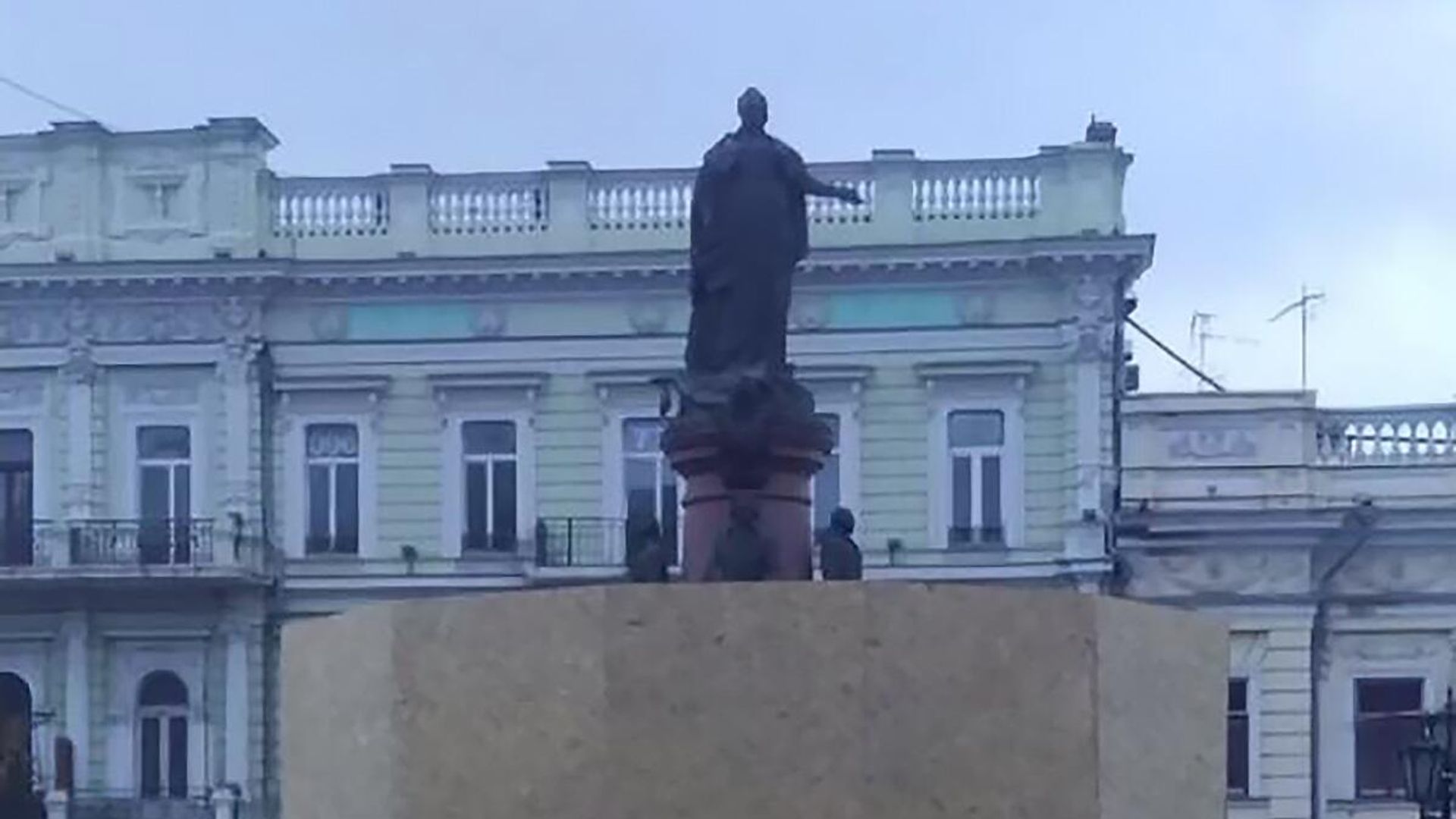 Памятник российской императрице Екатерине II в Одессе. Кадр из видео очевидца Памятник российской императрице Екатерине II в Одессе. Кадр из видео очевидца - РИА Новости, 1920, 08.11.2022