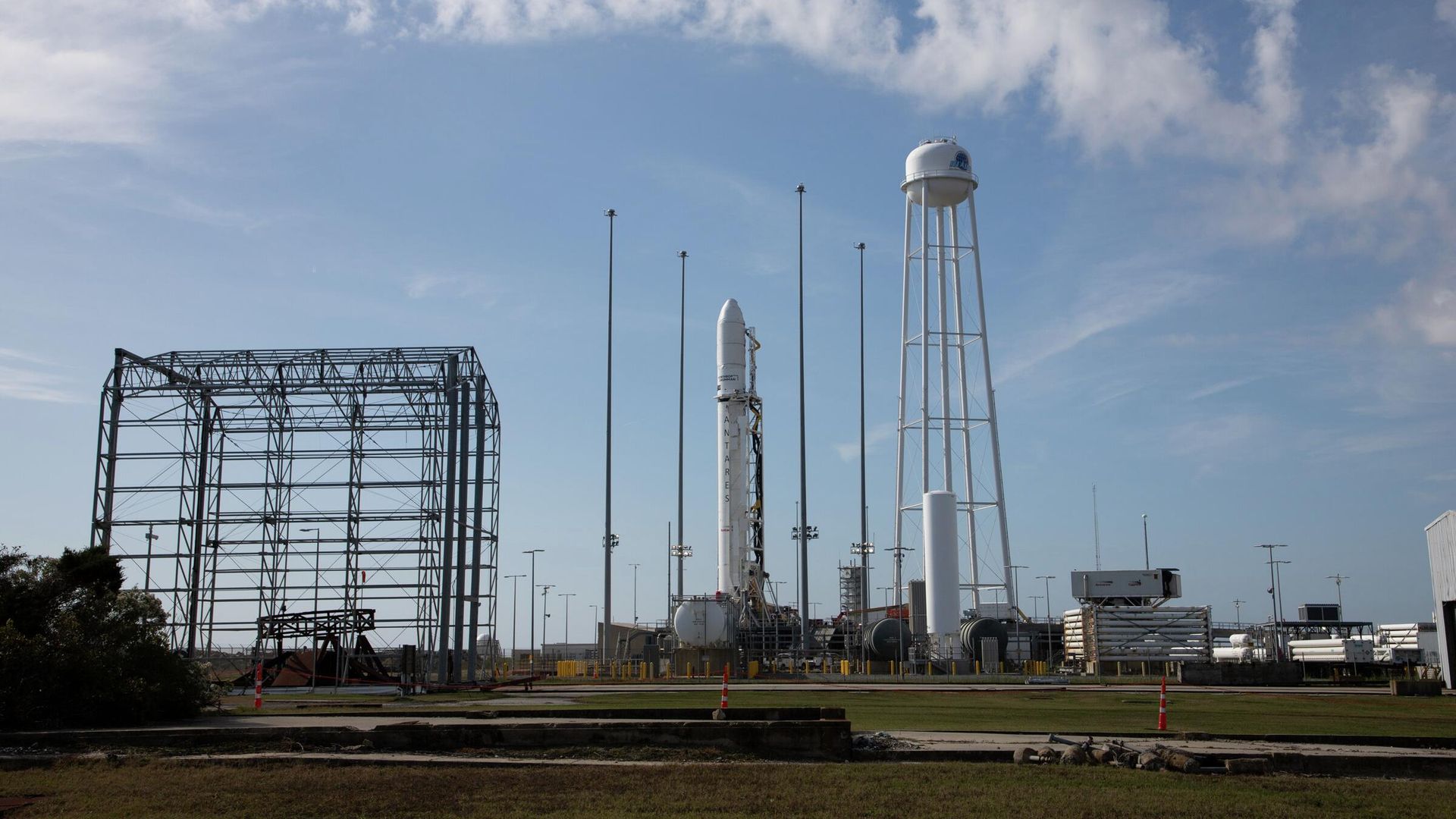 Ракета Northrop Grumman Antares с грузовым кораблем Cygnus на стартовой площадке Среднеатлантического регионального космодрома Ракета Northrop Grumman Antares с грузовым кораблем Cygnus на стартовой площадке Среднеатлантического регионального космодрома - РИА Новости, 1920, 06.11.2022