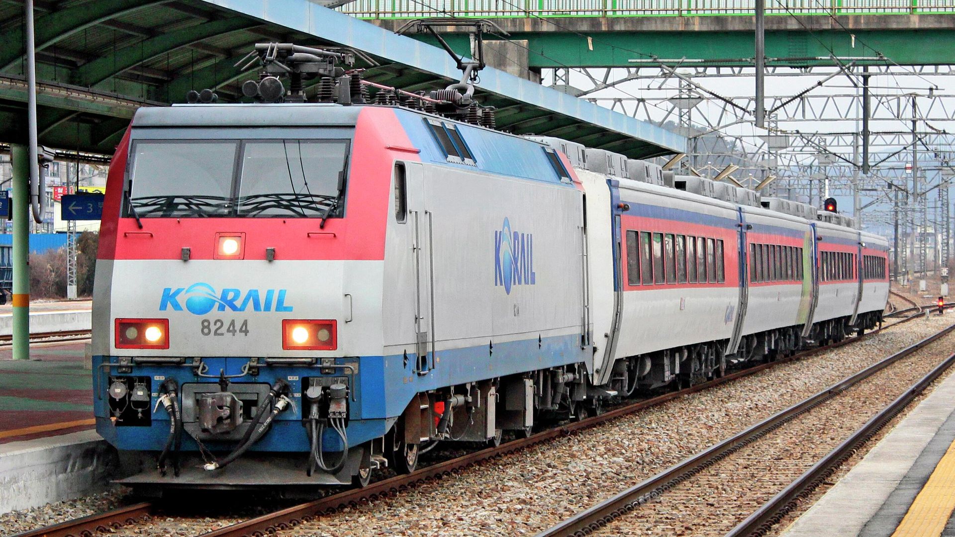 Поезд Мугунхва корейского оператора Korail Поезд Мугунхва корейского оператора Korail - РИА Новости, 1920, 06.11.2022