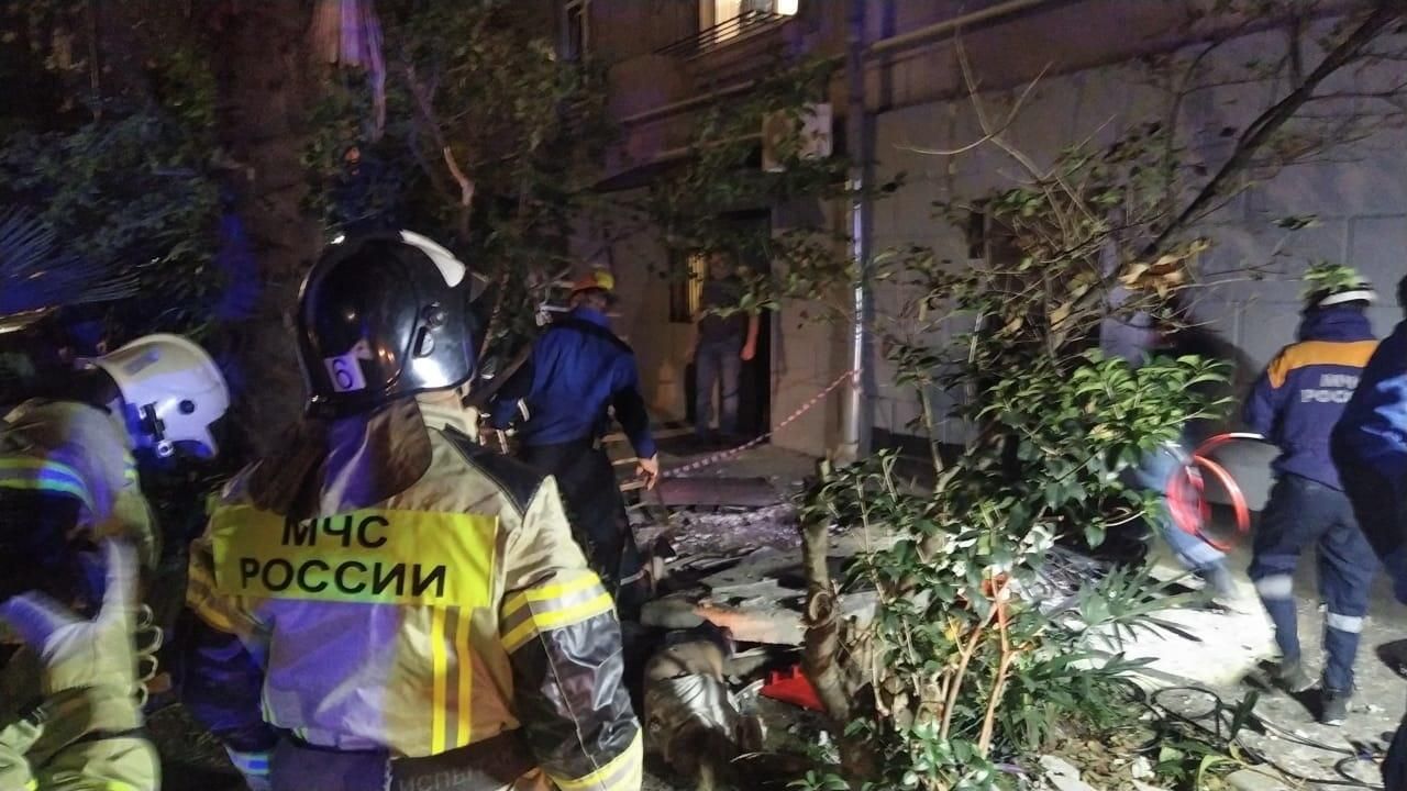 Сотрудники МЧС на месте обрушения балкона на 4 этаже 5-ти этажного жилого дома в Сочи Сотрудники МЧС на месте обрушения балкона на 4 этаже 5-ти этажного жилого дома в Сочи - РИА Новости, 1920, 07.11.2022
