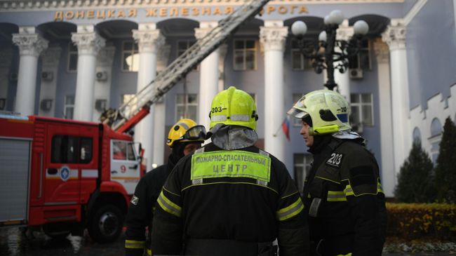 Сотрудники пожарно-спасательного центра работают на месте пожара в здании управления железными дорогами в Донецке, возникшего в результате обстрела ВСУ Сотрудники пожарно-спасательного центра работают на месте пожара в здании управления железными дорогами в Донецке, возникшего в результате обстрела ВСУ