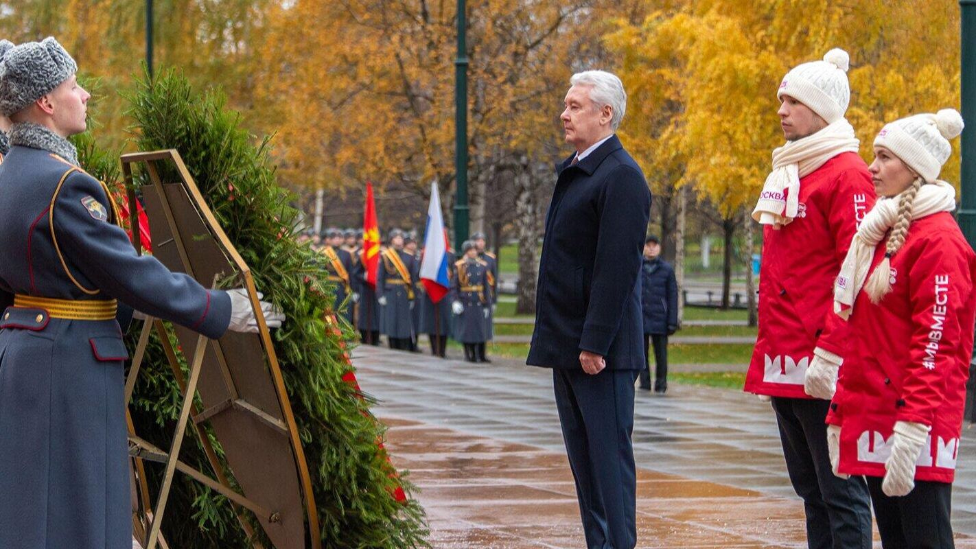 Мэр Москвы Сергей Собянин на церемонии возложения цветов к Могиле Неизвестного Солдата в Александровском саду. 7 ноября 2022 Мэр Москвы Сергей Собянин на церемонии возложения цветов к Могиле Неизвестного Солдата в Александровском саду. 7 ноября 2022 - РИА Новости, 1920, 07.11.2022