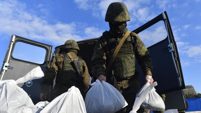 Военнослужащие с пакетами