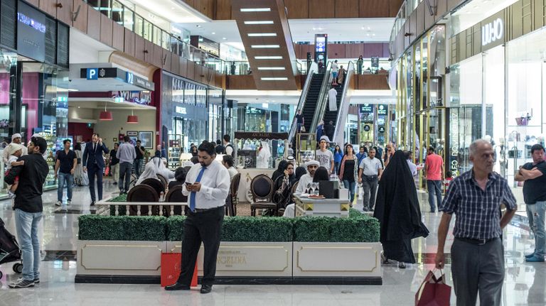 Посетители в дубайском торгово-развлекательном центре Dubai Mall