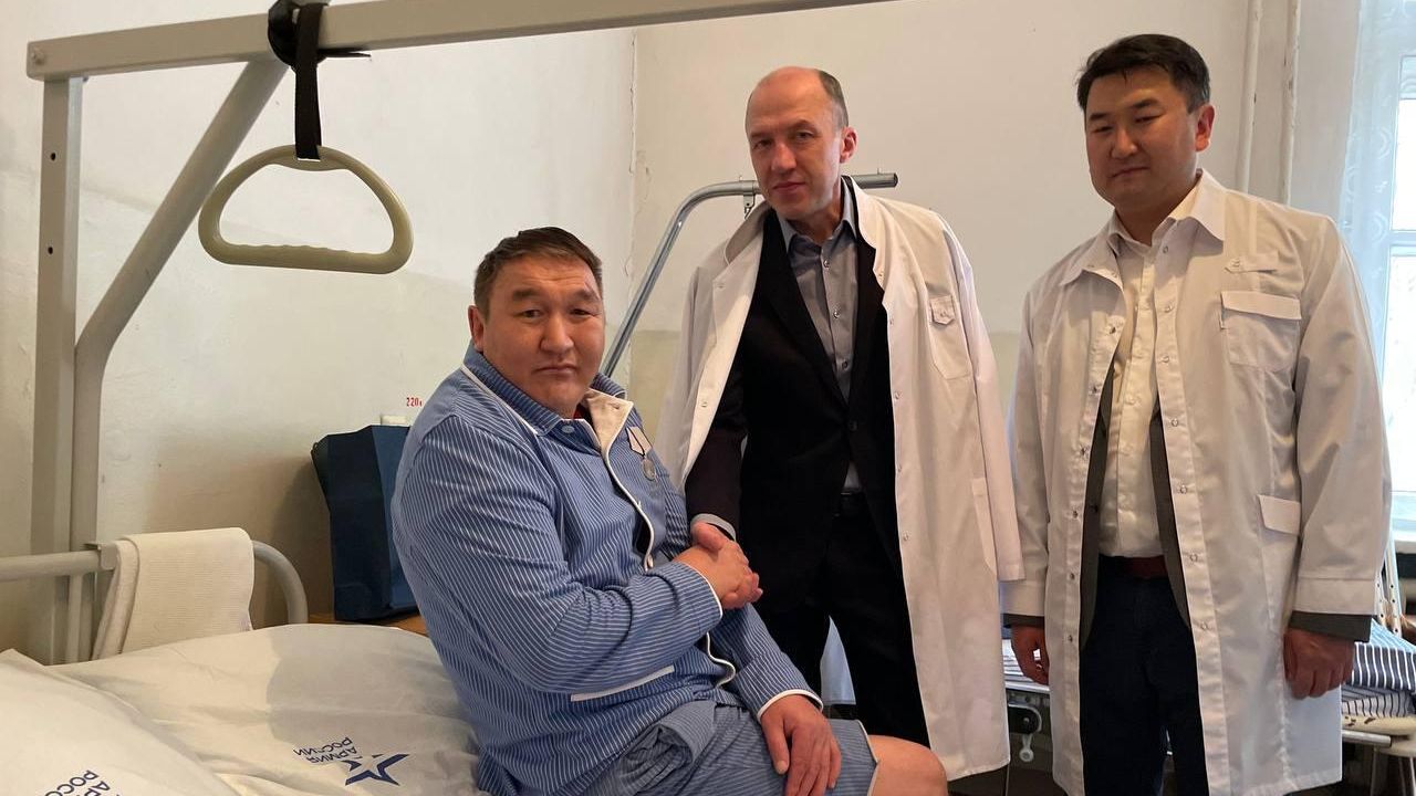 Глава Республики Алтай Олег Хорохордин вручил медаль За отвагу раненному на Украине жителю региона Мергену Аскышеву Глава Республики Алтай Олег Хорохордин вручил медаль За отвагу раненному на Украине жителю региона Мергену Аскышеву - РИА Новости, 1920, 08.11.2022
