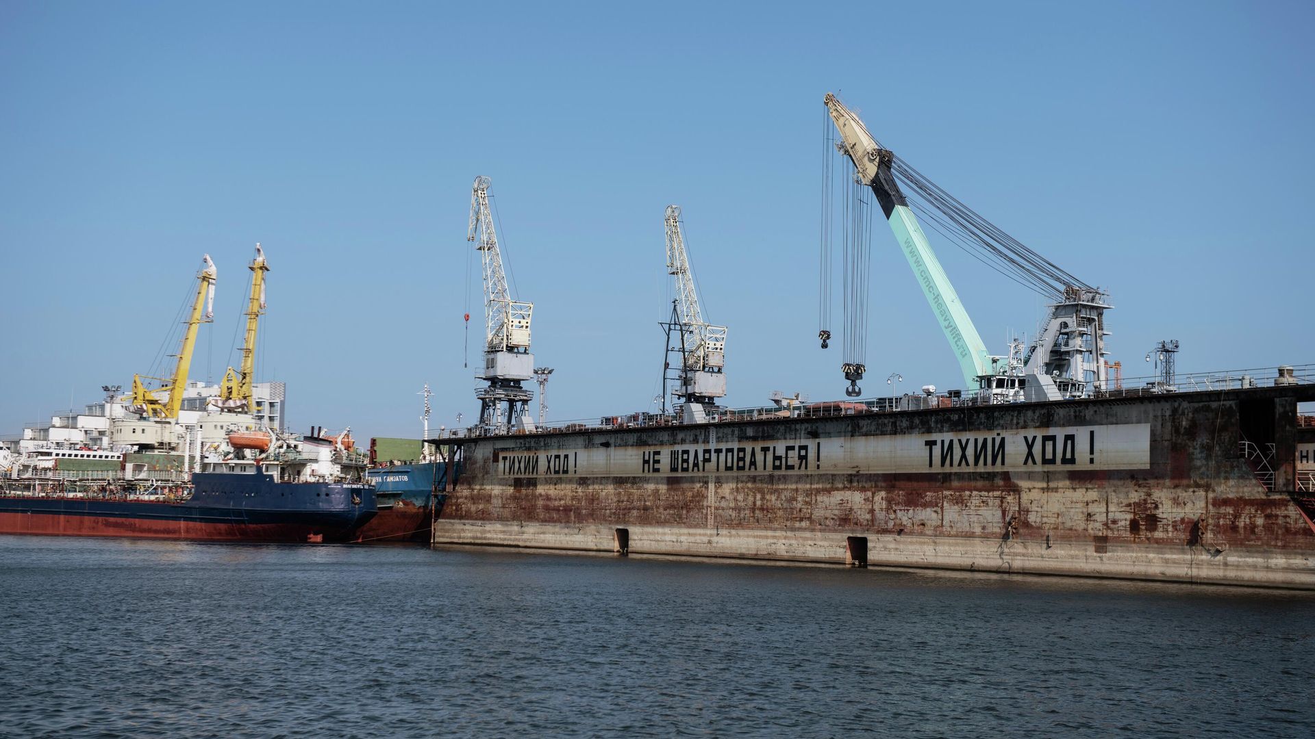 Краны на берегу бухты Золотой затон в Астрахани Краны на берегу бухты Золотой затон в Астрахани - РИА Новости, 1920, 09.11.2022