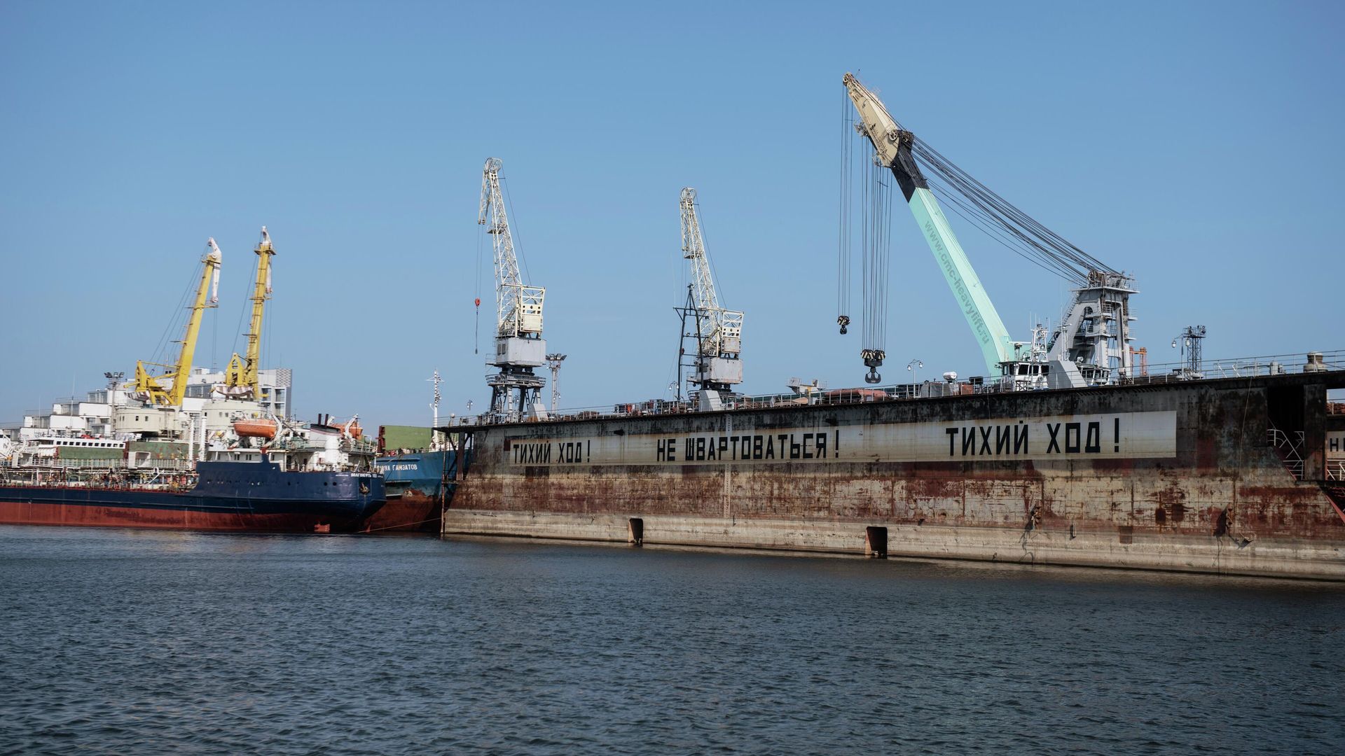 Краны на берегу бухты Золотой затон в Астрахани Краны на берегу бухты Золотой затон в Астрахани - РИА Новости, 1920, 09.11.2022