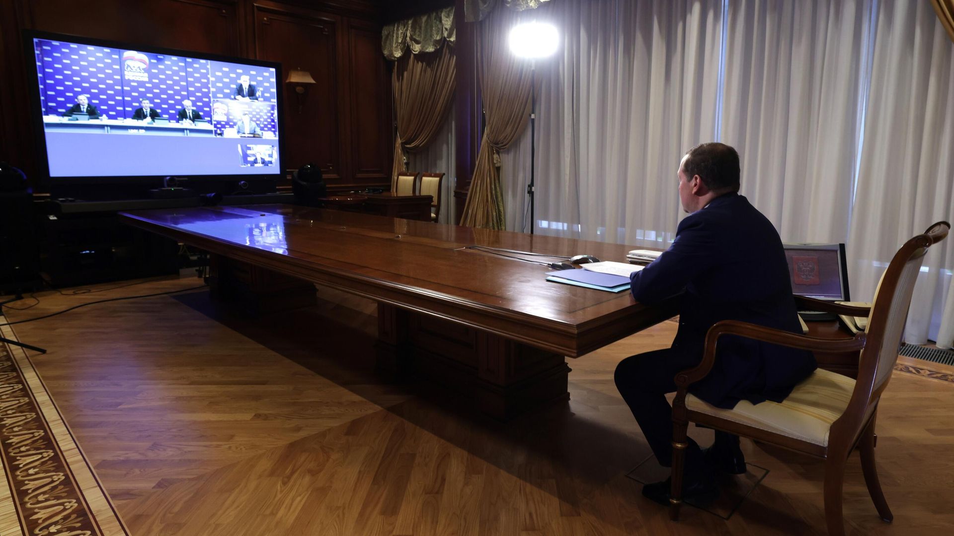 Председатель Единой России Дмитрий Медведев во время встречи в режиме видеоконференции с губернаторами - кандидатами на должности секретарей региональных отделений партии Единая Россия Председатель Единой России Дмитрий Медведев во время встречи в режиме видеоконференции с губернаторами - кандидатами на должности секретарей региональных отделений партии Единая Россия - РИА Новости, 1920, 08.11.2022