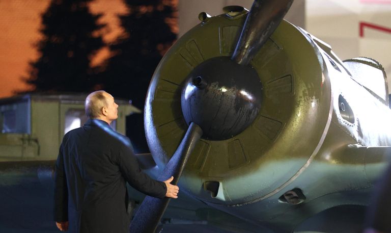 Президент РФ Владимир Путин во время осмотра экспозиции интерактивной выставки, посвященной истории обороны Москвы и 81-й годовщине военного парада 1941 года Президент РФ Владимир Путин во время осмотра экспозиции интерактивной выставки, посвященной истории обороны Москвы и 81-й годовщине военного парада 1941 года