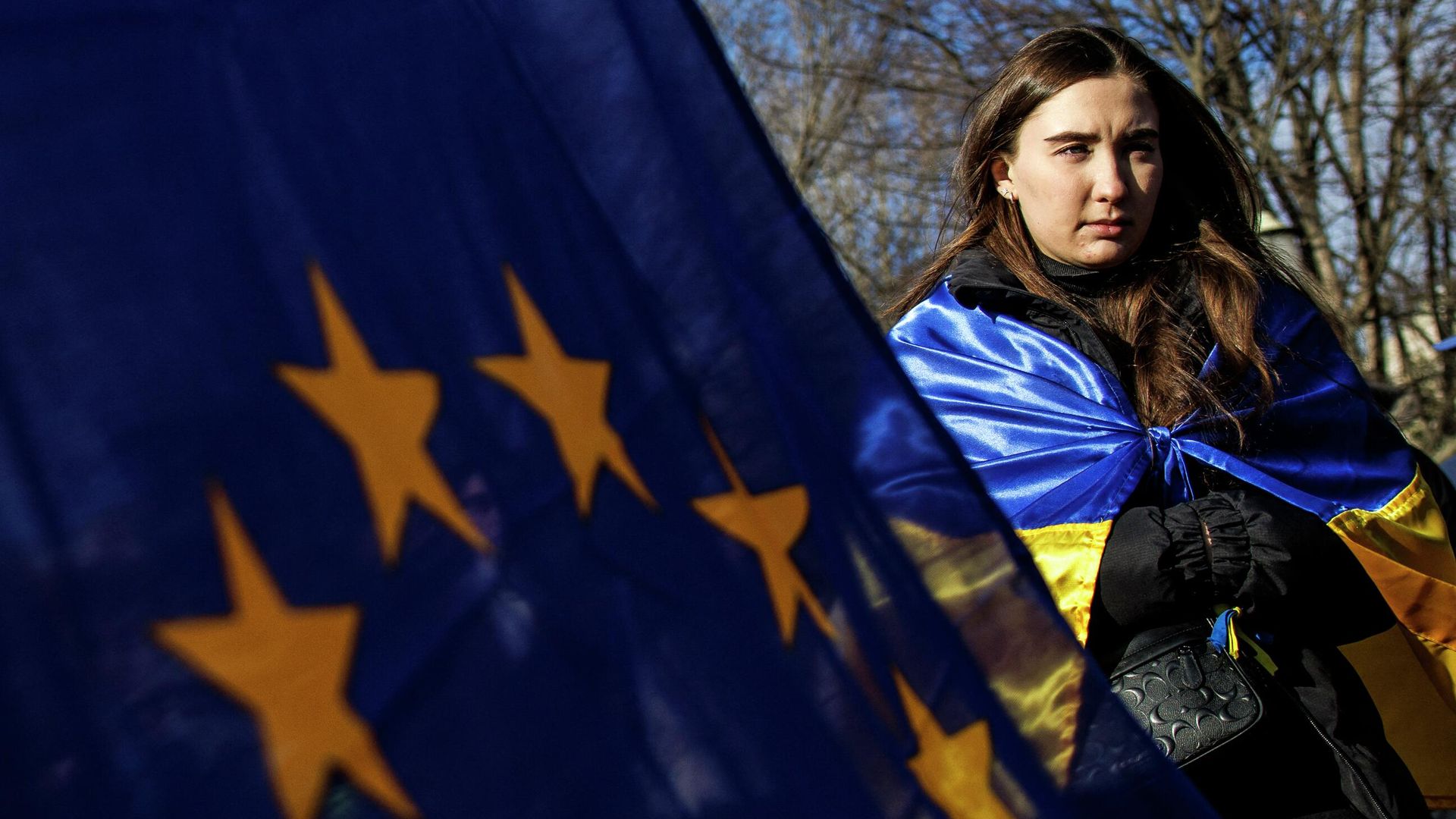 Девушка с флагами Украины и ЕС Девушка с флагами Украины и ЕС - РИА Новости, 1920, 09.11.2022