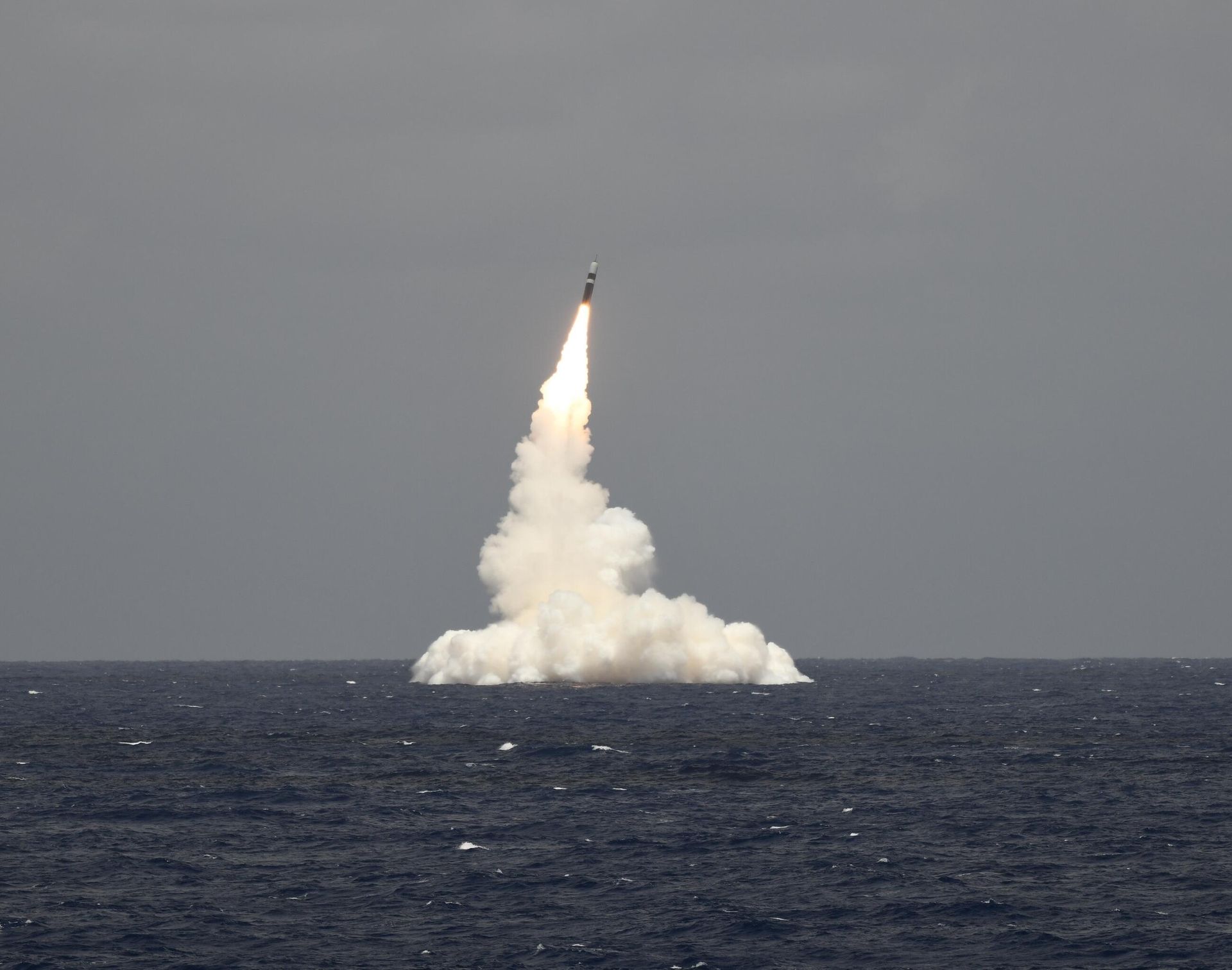 Испытательный запуск ракеты Trident II D5 с подводной лодки класса Огайо Rhode Island ВМС США Испытательный запуск ракеты Trident II D5 с подводной лодки класса Огайо Rhode Island ВМС США - РИА Новости, 1920, 23.01.2025