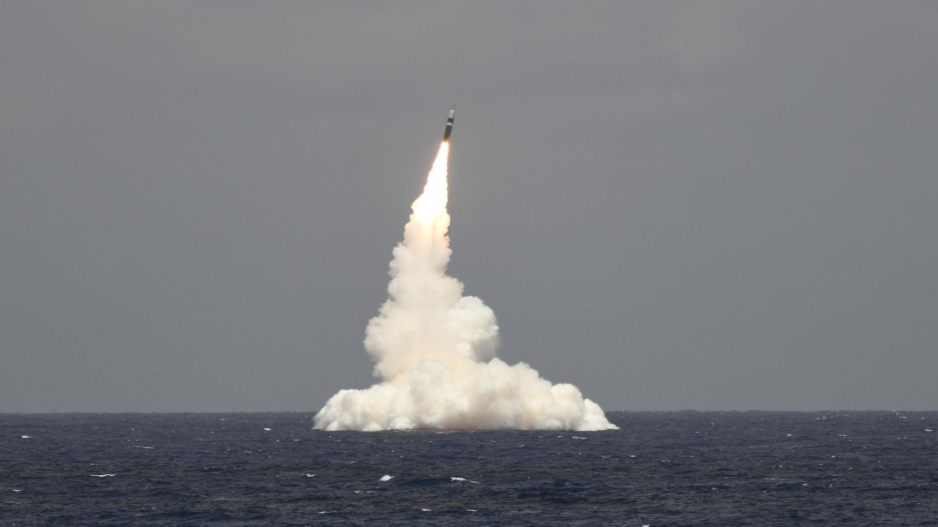 Испытательный запуск ракеты Trident II D5 с подводной лодки класса Огайо Rhode Island ВМС США - РИА Новости, 1920, 07.02.2023