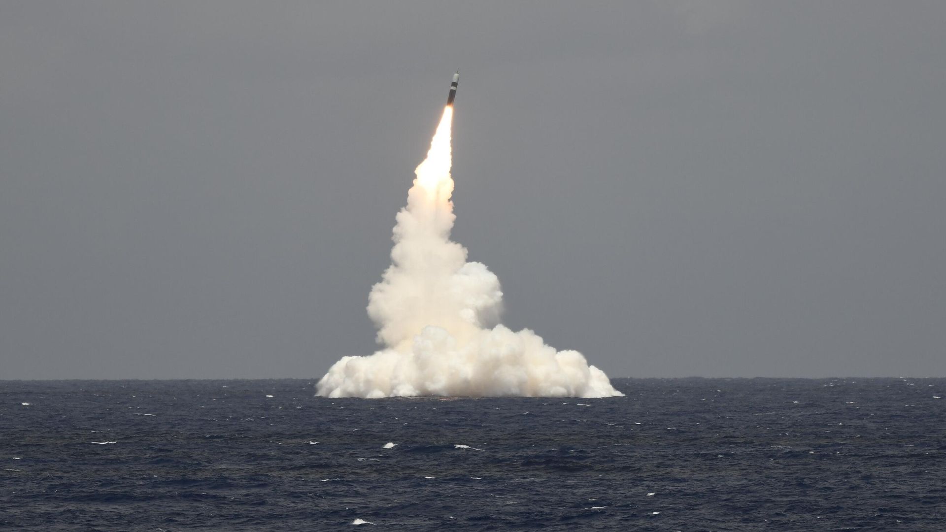 Испытательный запуск ракеты Trident II D5 с подводной лодки класса Огайо Rhode Island ВМС США - РИА Новости, 1920, 02.08.2023