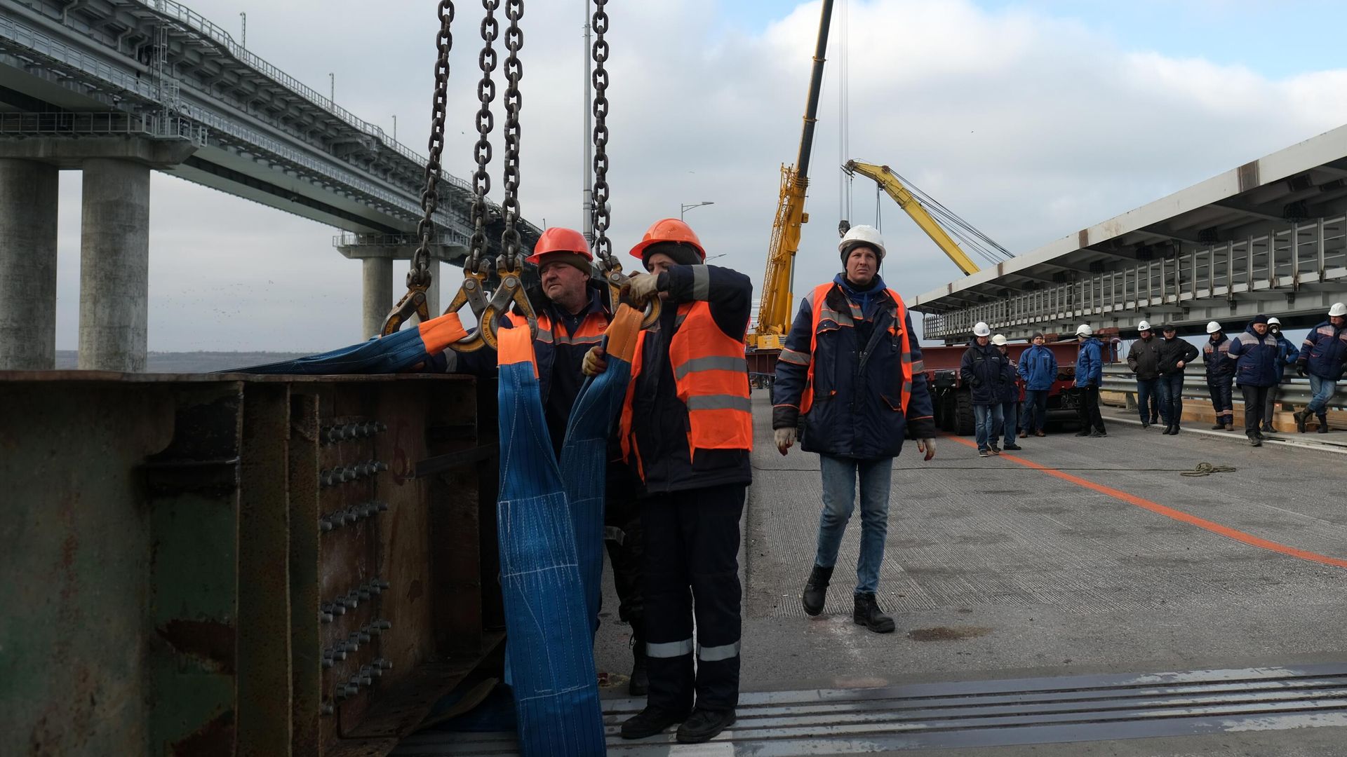 Строители на автодорожной части мостового перехода Крымского моста Строители на автодорожной части мостового перехода Крымского моста - РИА Новости, 1920, 16.11.2022