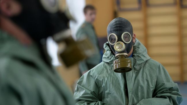 Ученики кадетского класса во время урока по военной подготовке Ученики кадетского класса во время урока по военной подготовке